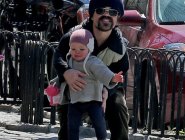 Питер Динклэйдж на прогулке в Нью-Йорке Питер Динклэйдж на прогулке в Нью-Йорке