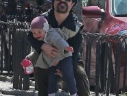 Питер Динклэйдж на прогулке в Нью-Йорке Питер Динклэйдж на прогулке в Нью-Йорке