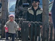 Питер Динклэйдж на прогулке в Нью-Йорке Питер Динклэйдж на прогулке в Нью-Йорке