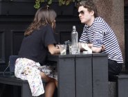 Ричард Мэдден и Дженна Колеман на прогулке Ричард Мэдден и Дженна Колеман на прогулке